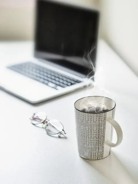 Arbeitsplatz eines Chat-Moderators im Homeoffice mit Laptop auf dem Schreibtisch