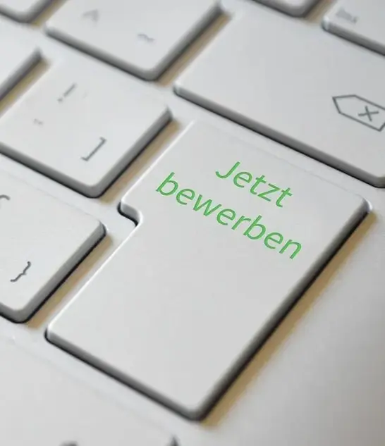 Tastatur mit der Aufschrift Jetzt bewerben auf der Enter-Taste für den Online-Job