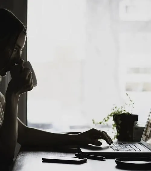 Laptop mit Chat-Abrechnung für Moderatoren